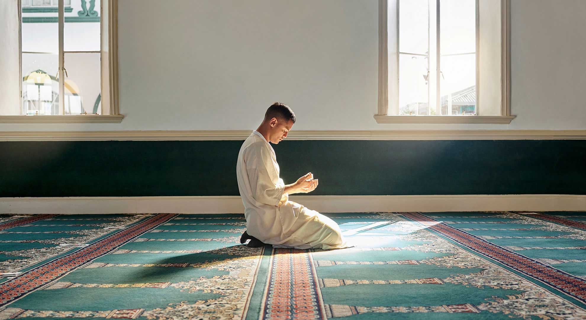 muslim-pray-hope-or-hands-in-prayer-on-carpet-for-2BBALPY-1.jpg